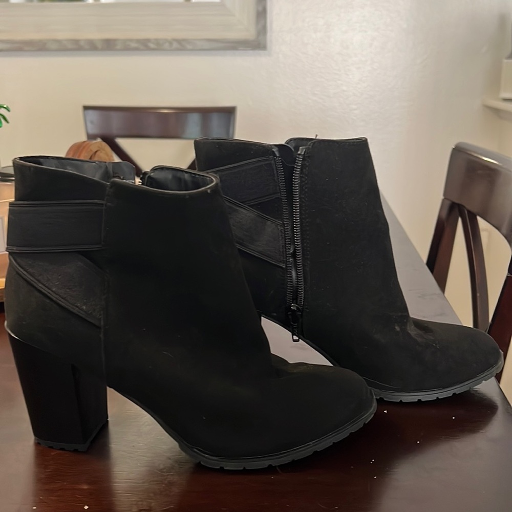 A. New day black heel boots